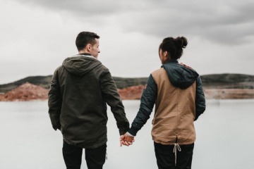 Ein Mann und eine Frau halten sich an den Händen