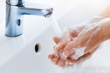 Zwei Hände, die sich gerade waschen