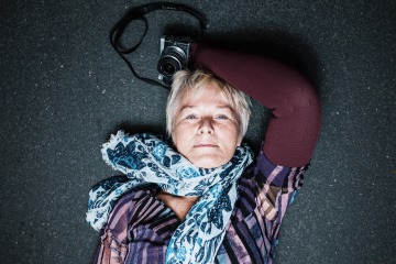 Eine Frau hat ein Halstuch um