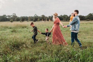 Familie entspannt in einer hohen Wiese