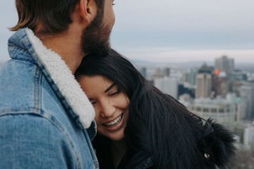 Eine Frau und ein Mann führen eine harmonische Partnerschaft