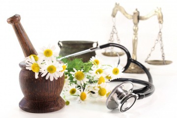 Mörser, Heilpflanzen und Waage
