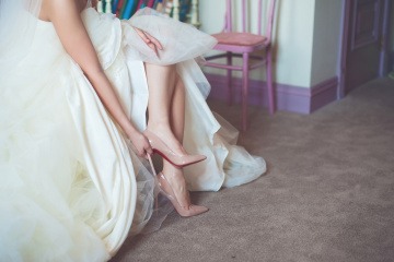 Eine Frau zieht für ihre Hochzeit High Heels an