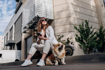 Hund mit Frau im Business-Look