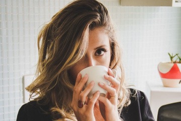 Junge Frau mit strahlend schöner Haut hat Hyaluron zum Trinken