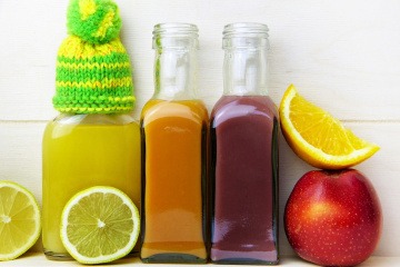 verschiedene Früchte und Säfte mit Nährstoffen für das Immunsystem