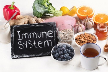Schild mit Aufschrift "immune systeme" und gesunde Lebensmittel