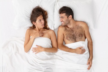 In den Falschen verliebt - Paar im Bett, Frau hat schockierten Gesichtsausdruck.