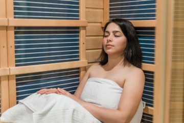 Frau entspannt in einer Infrarotkabine