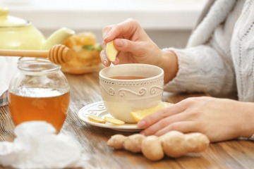 Eine Frau bereitet Tee mit Ingwer gegen Übelkeit