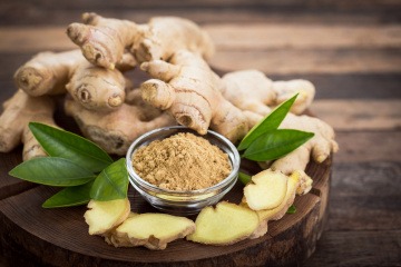 Ingwer als Pulver und Ingwerstücke