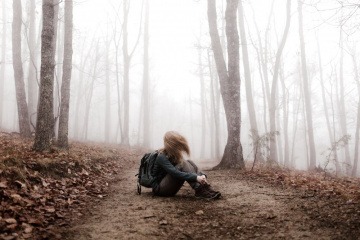 Wer innere Konflikte lösen möchte, kommt sich häufig gefangen vor, ähnlich wie es die Person in diesem Bild eines märchenhaften Waldes ist.