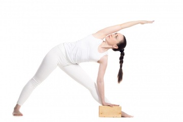 Eine Frau führt eine Iyengar Yoga Übung aus