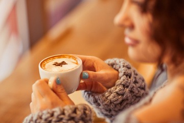 Eine Frau trinkt Kaffee
