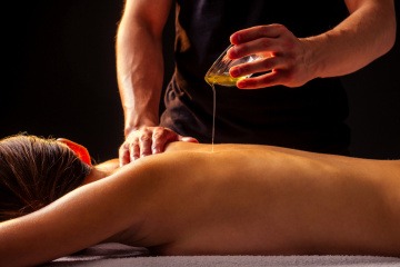 Masseur mit Öl bei Kalari-Massage