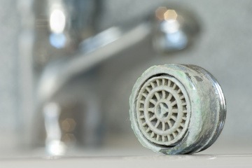 Stark verkalkte Badewanne