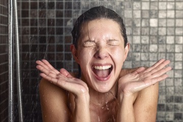 Eine Frau ist kalt duschen und hofft auf die Vorteile
