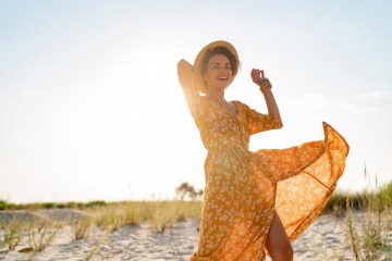 Frau im langen Sommerkleid.