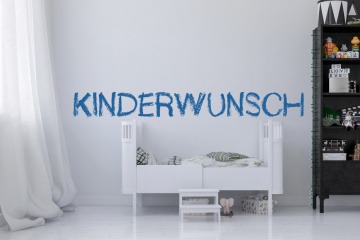 Symbolbild für einen unerfüllten Babywunsch in der Form einer leeren Babykrippe in einem Kinderzimmer. 