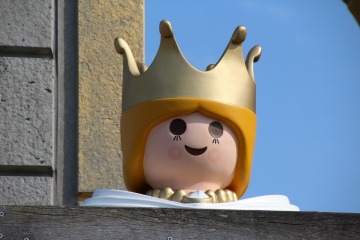 Eine (Lego)Königin steht auf einer Burg
