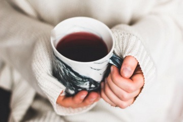 Frau hält Teetasse zum Körper entwässern