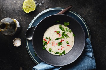 Eine Kokos Limettensuppe mit Fairtrade Zutaten ist angerichtet