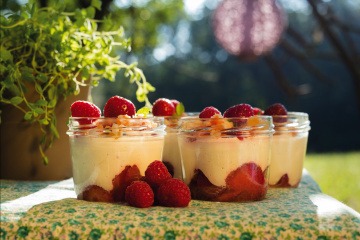 Kokos-Trifle mit Limettenstreusel und Erdbeeren von Michaela Russmann