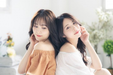 Zwei koreanische Frauen mit schöner Haut