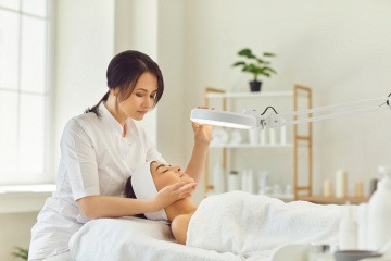 Kosmetikstudio Vorbereitung auf Behandlung mit kaltem Plasma