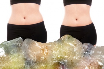 Eiswürfeln sind vor einer Frau, die Fett abbauen (Kälte) will