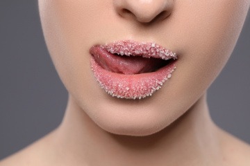 Lippen einer Frau mit Zucker.