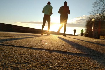 Zwei Läufer joggen im Sonnenuntergang