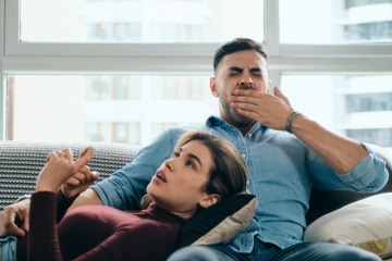 Langeweile mit dem Partner - gelangweilt wirkendes Paar sitzt in einem Cafe. 