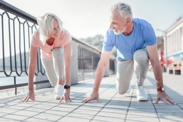 Alte Menschen machen sich zum Laufen bereit