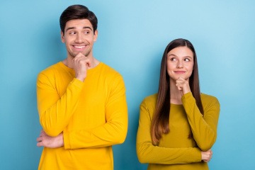 Leben wir Bruder und Schwester - junger Mann und junge Frau stehen nebeneinander, beide haben eine fröhlichen und fragenden Gesichtsausdruck.