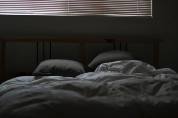 Ein leeres Bett in der Nacht