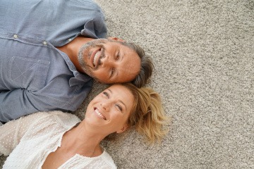 Eine Frau und ein Mann liegen nebeneinander und beweisen ihre Liebe
