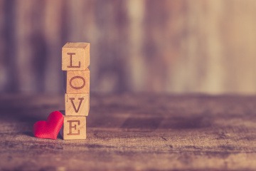 Liebe steht auf Bausteinen
