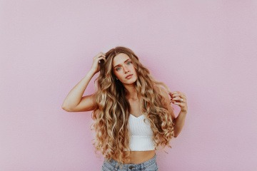Frau mit langen Locken