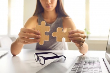 Frau mit zwei Puzzleteilen