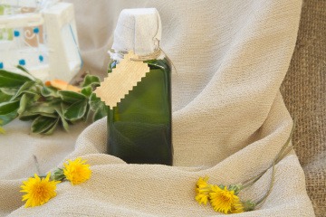 Eine Flasche mit Löwenzahnsaft