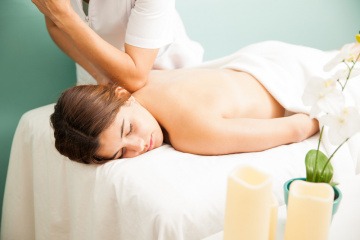 Frau genießt eine Massage