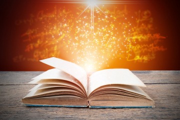 Aus einem Buch kommt glitzernder Staub