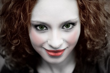 Eine Frau hat Make-up Fehler im Gesicht