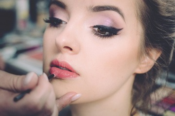 Eine Frau gibt Make-up im Sommer rauf