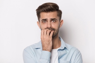 Wovor Haben Männer Angst - Symbolbild mit einem Mann, der vor Angst Fingernägel kaut.