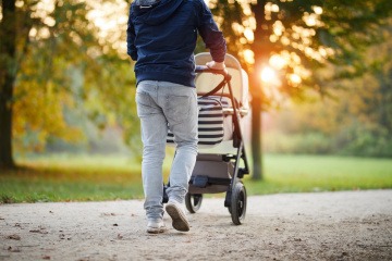 Mann mit Kinderwagen