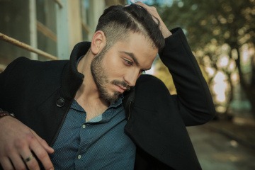 Ein Mann hat eine Männerfrisur im Undercut Look