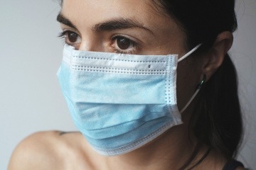 Frau mit Mund-Nasen-Schutz.