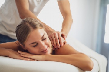 Frau bekommt Massage.